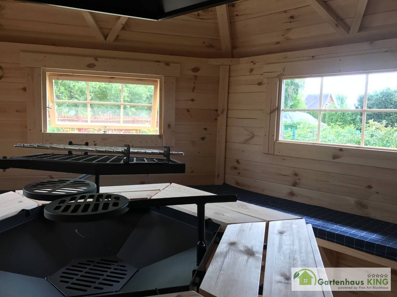 Finn Art Grillkota Elegance 9,2 m² mit Saunaanbau Grill, Tische, Bänke und Fenster