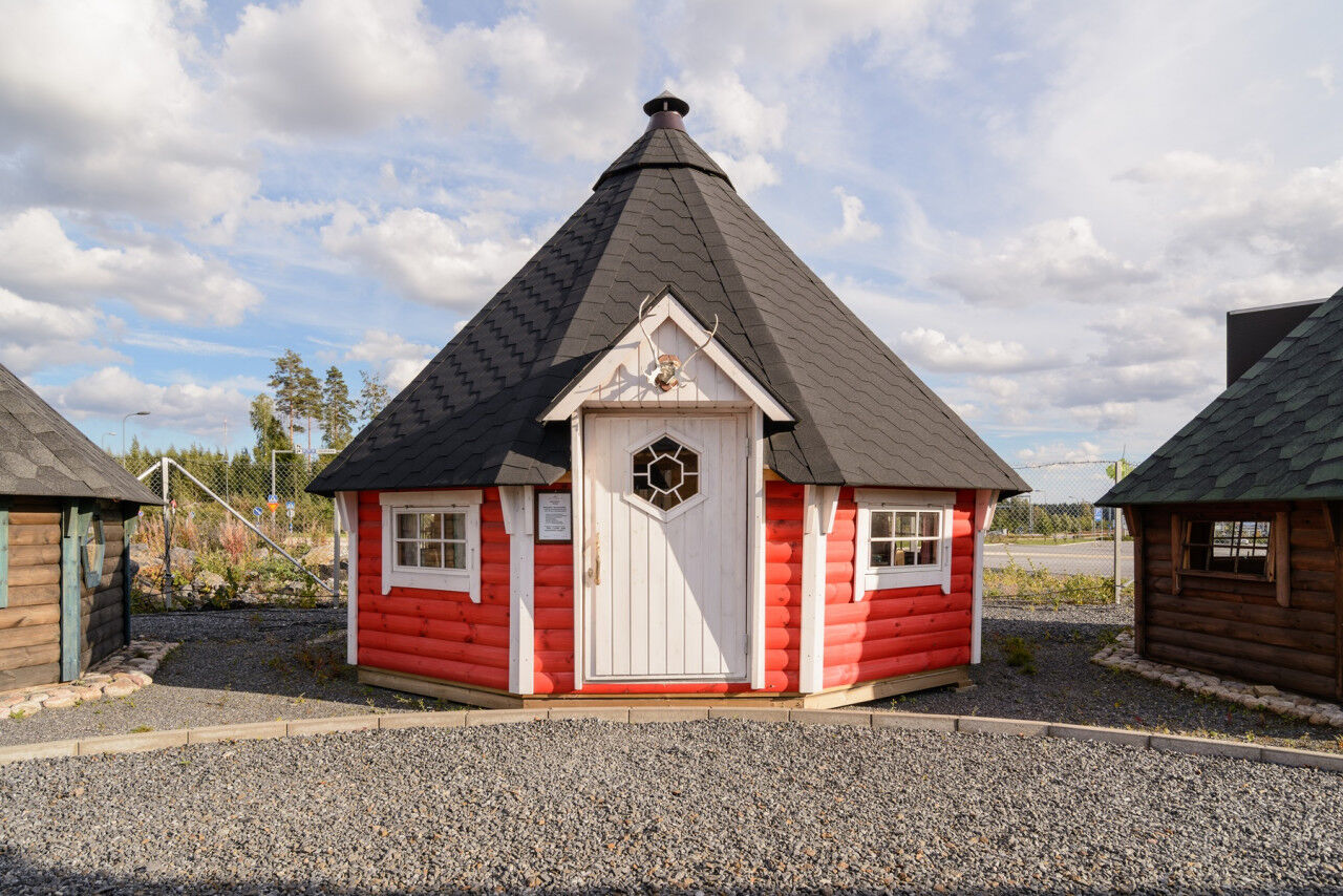 Grillkota Deluxe 25 m² rot, weiß, schwarze Schindeln
