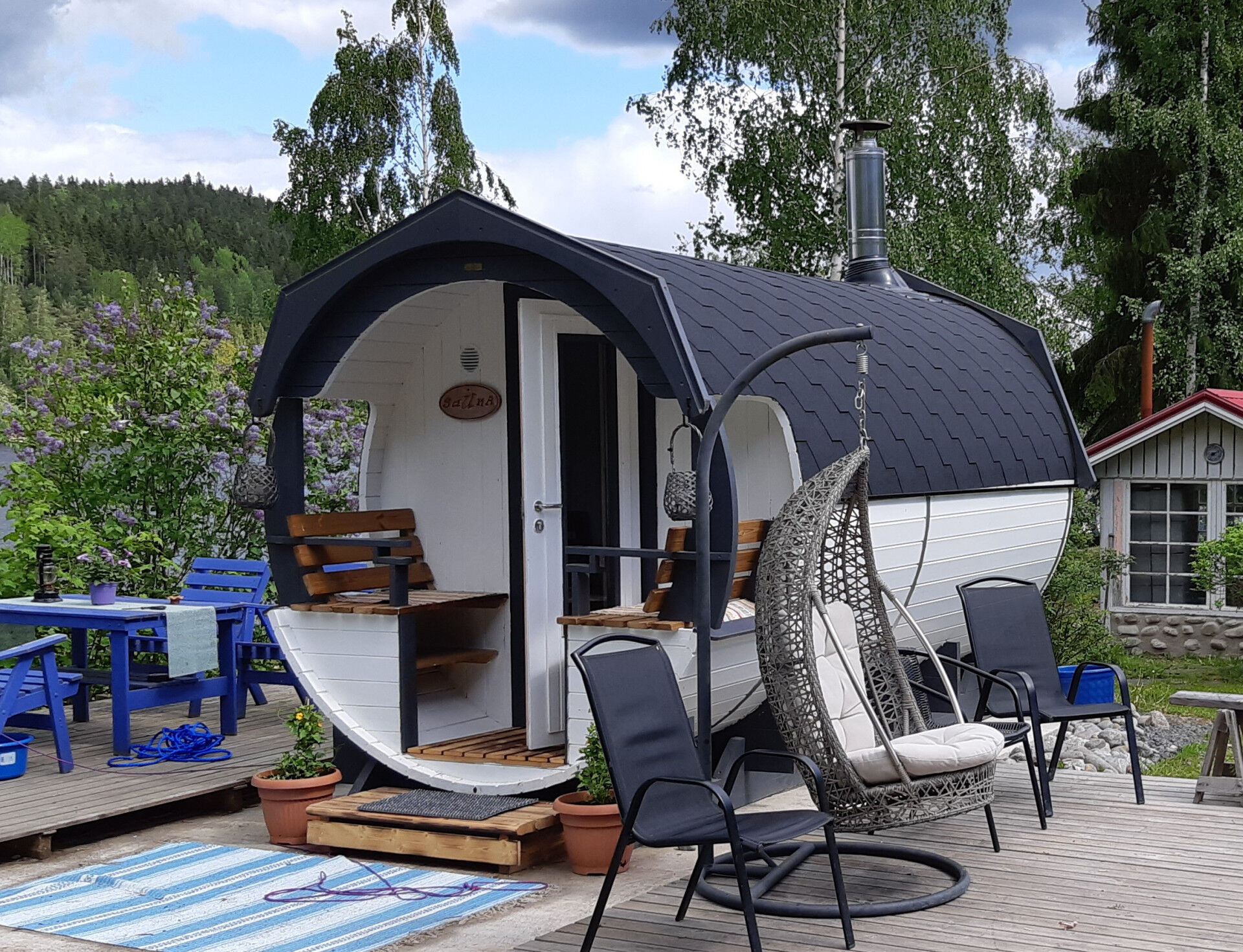 Saunafass Arctic Valter Standard in weiß mit schwarzen Schindeln und Akzenten auf Terrasse