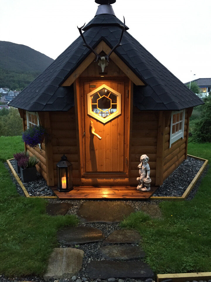 Grillkota Deluxe 6,5 m² beleuchtet in Dämmerung