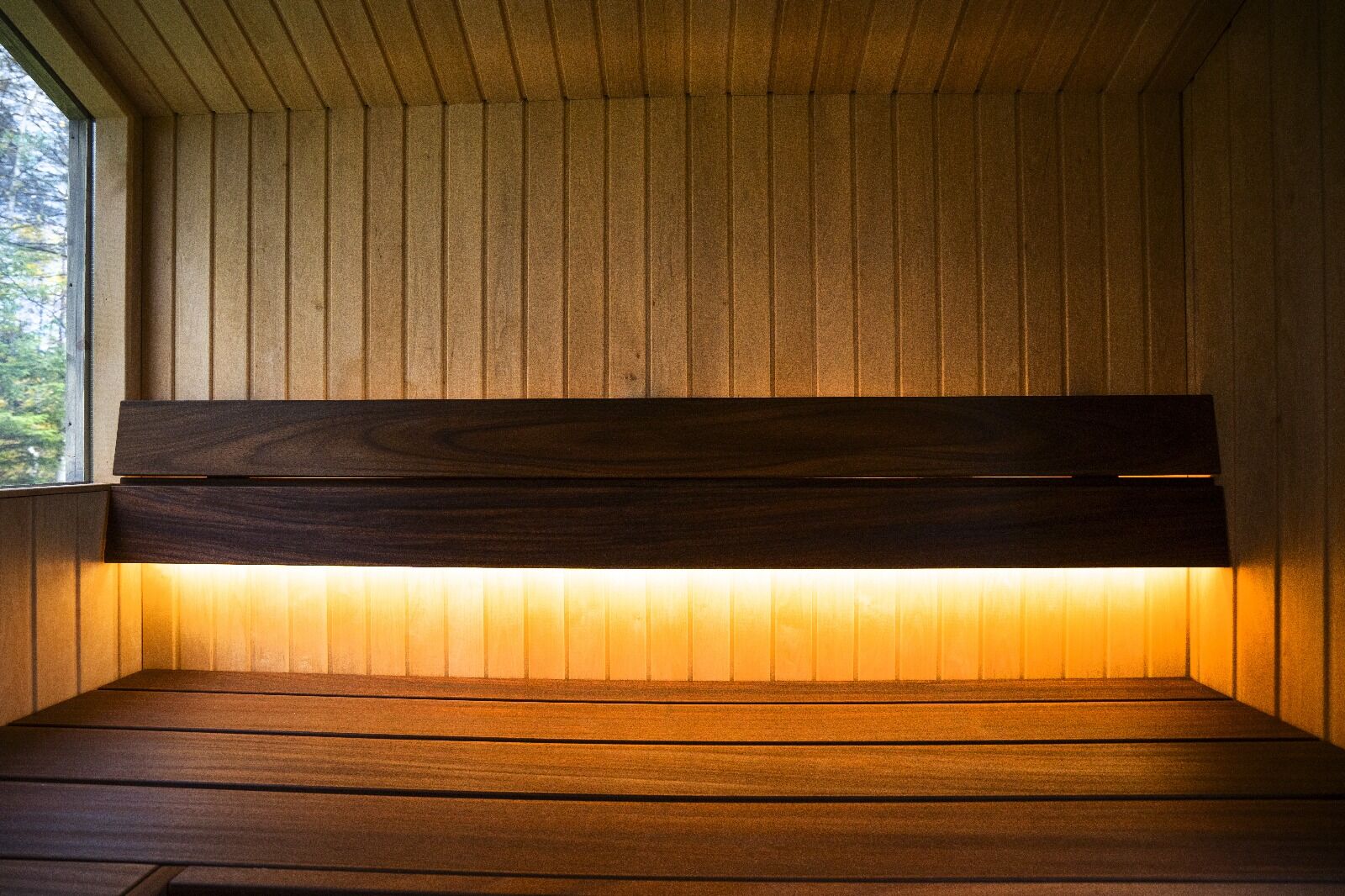 Saunahaus mit Panoramascheibe für 6 Personen – Fjord Gartensauna isoliert