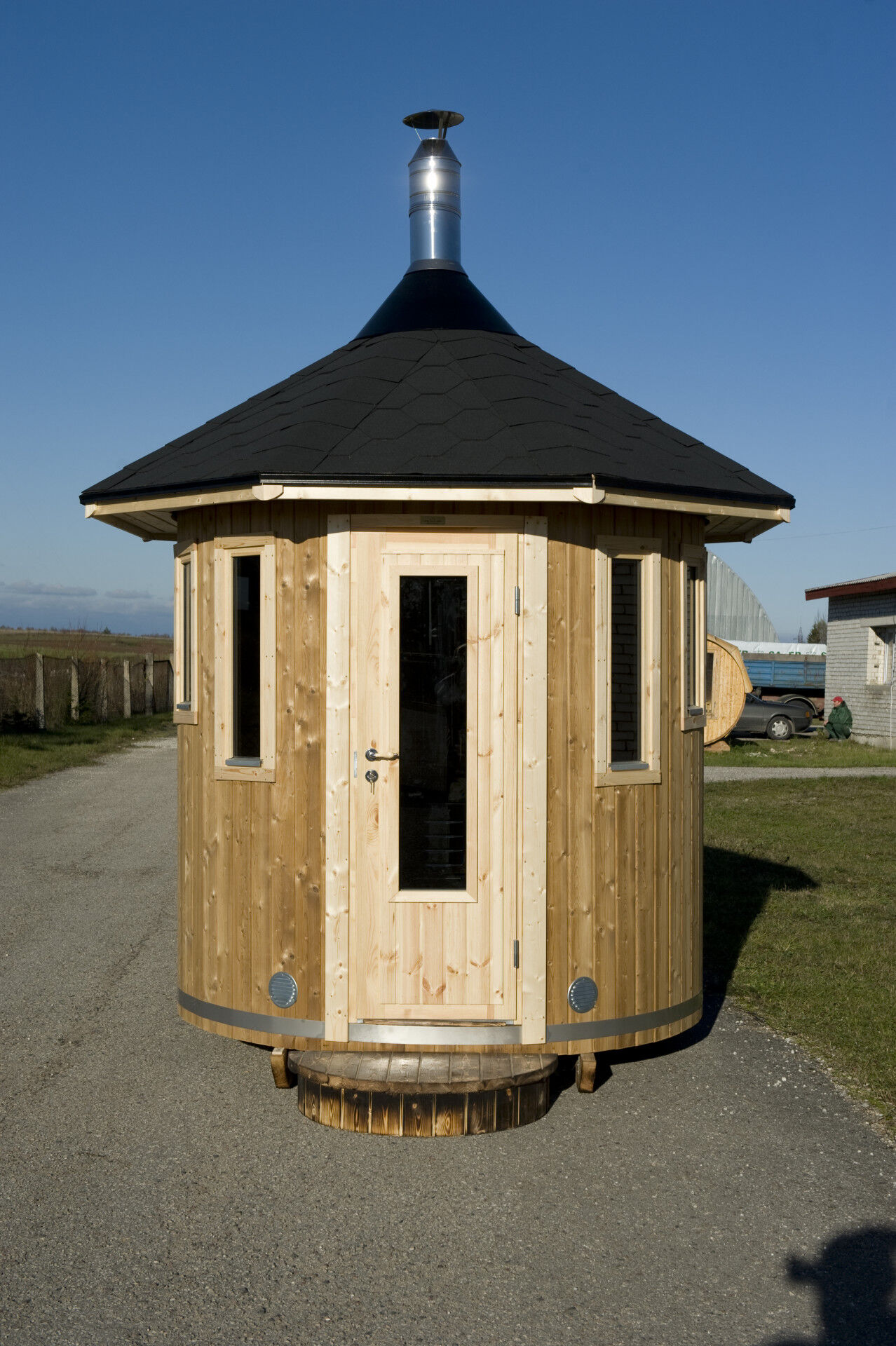 Vertikal Sauna Oskar aus Thermoholz mit Holztür und Glaseinsatz in Ausstellung