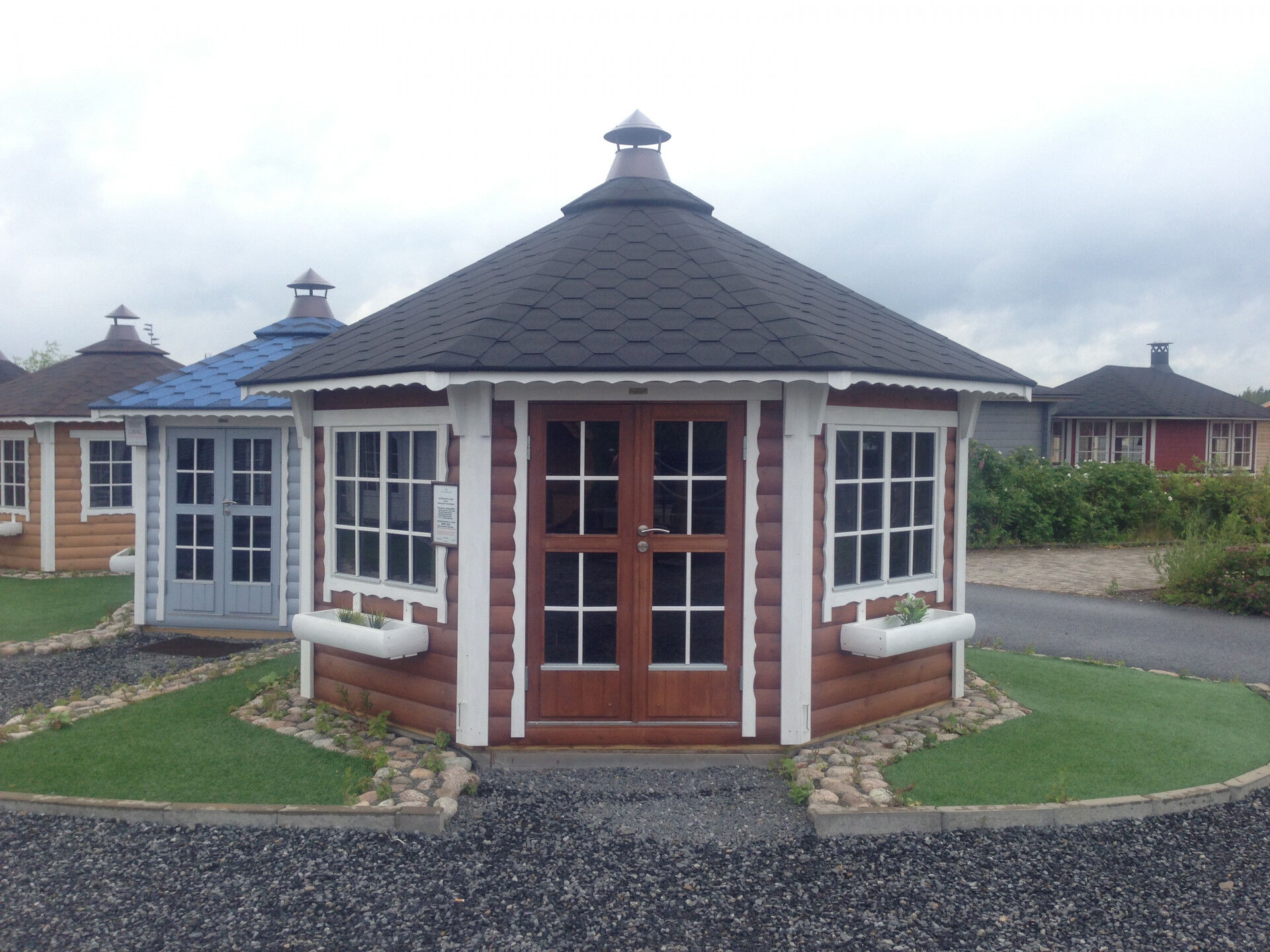 Grillpavillon Victoria 12 m² braun, schwarze Schindeln Frontansicht