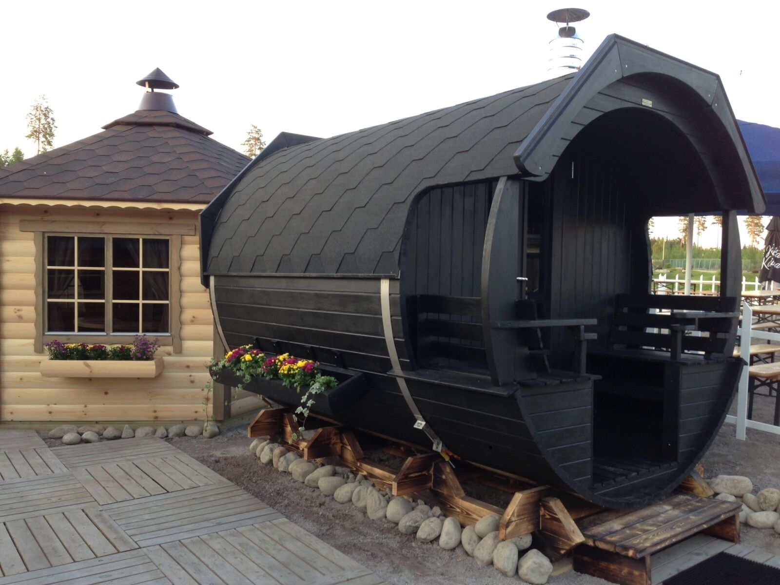Saunafass Arctic Alex Standard 240x300 in schwarz vor Grillpavillon