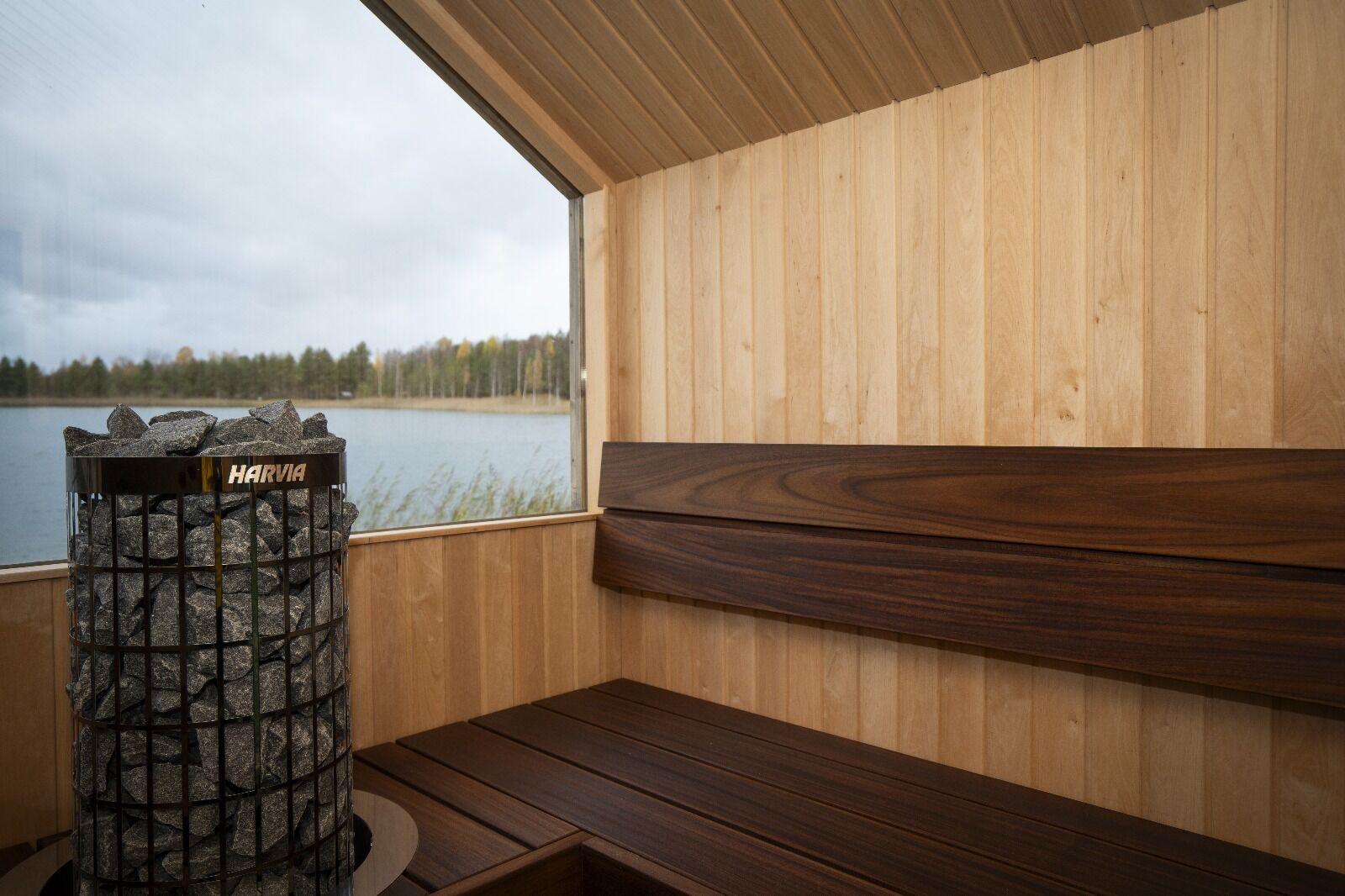 Saunahaus mit Panoramascheibe für 6 Personen – Fjord Gartensauna isoliert