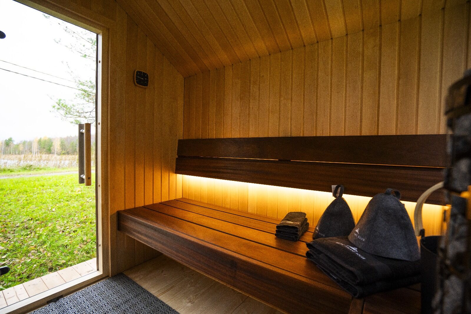 Saunahaus mit Panoramascheibe für 6 Personen – Fjord Gartensauna isoliert