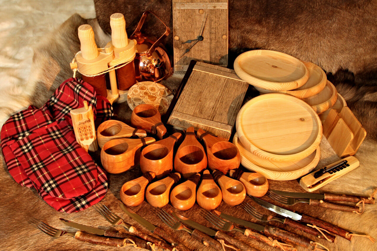 Lapplandset (Holzteller, große und kleine Holztassen, Besteck für 6 Person und weiteres)