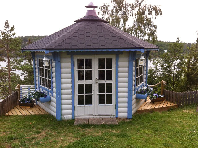 Grillpavillon Victoria 6,5 m² weiß mit schwarzen Schindeln Frontansicht