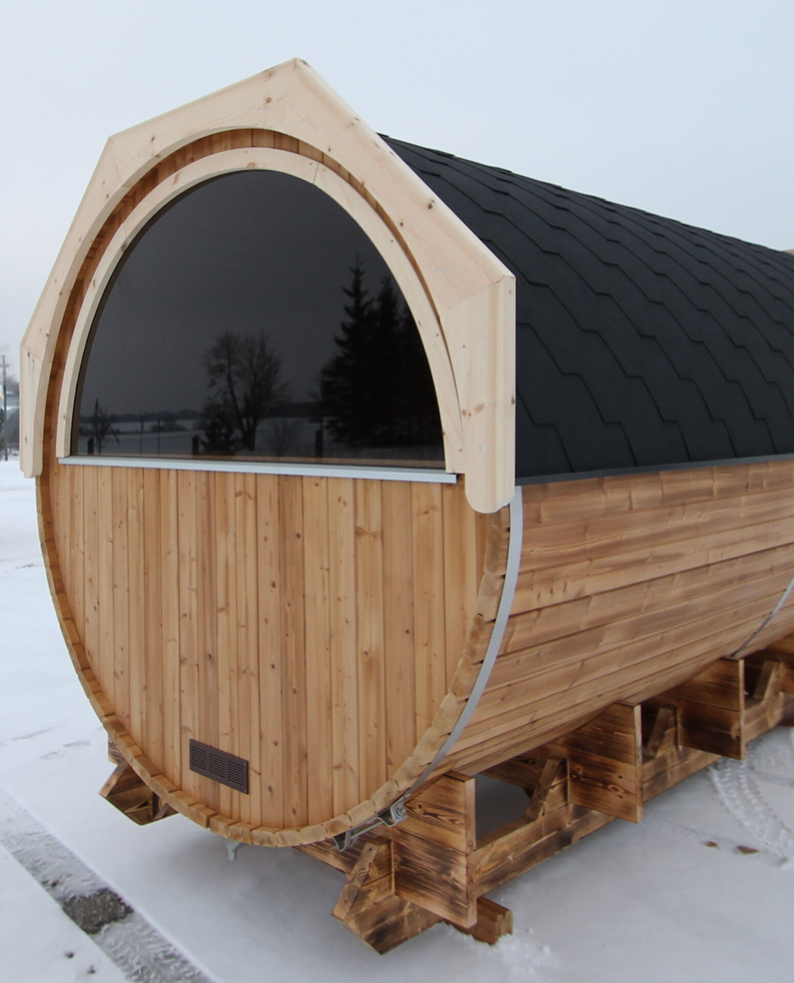 Saunafass Arctic Valter Deluxe mit Halbglasrückwand im Winter