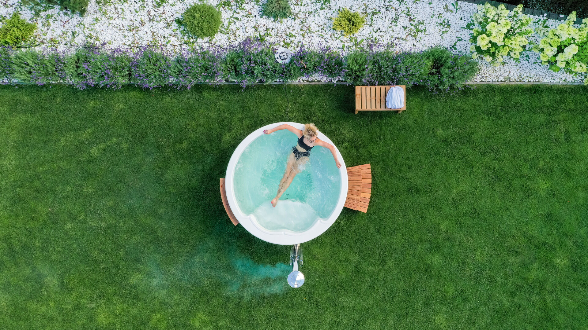 SPANOVA Hot Tub Premium 225 Rund – WPC Badefass mit integriertem Holzofen & Acrylwanne, Gold, V2A Edelstahlofen