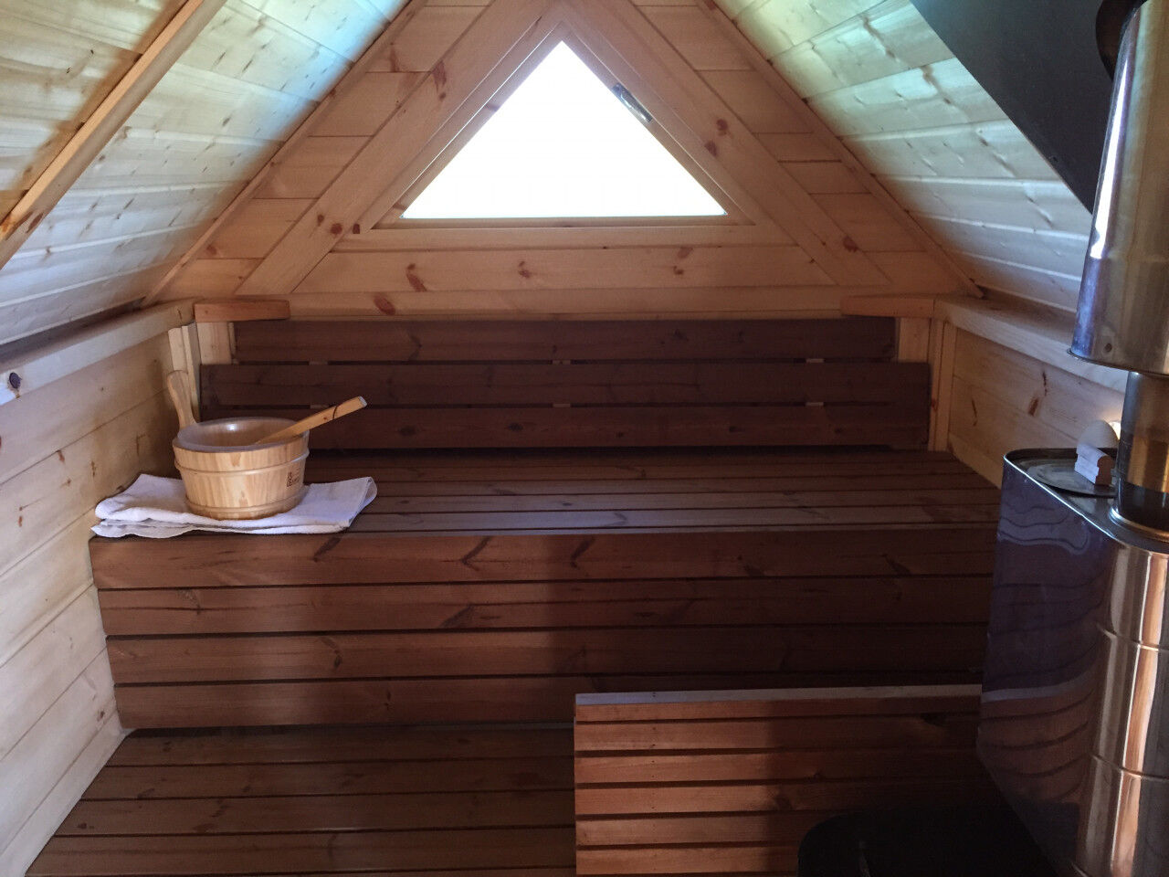 Grillkota Deluxe 9 m² mit 2,5 m Saunaanbau Saunaanbau Bänke, Kübel und Kelle, Dreieckfenster Innenansicht
