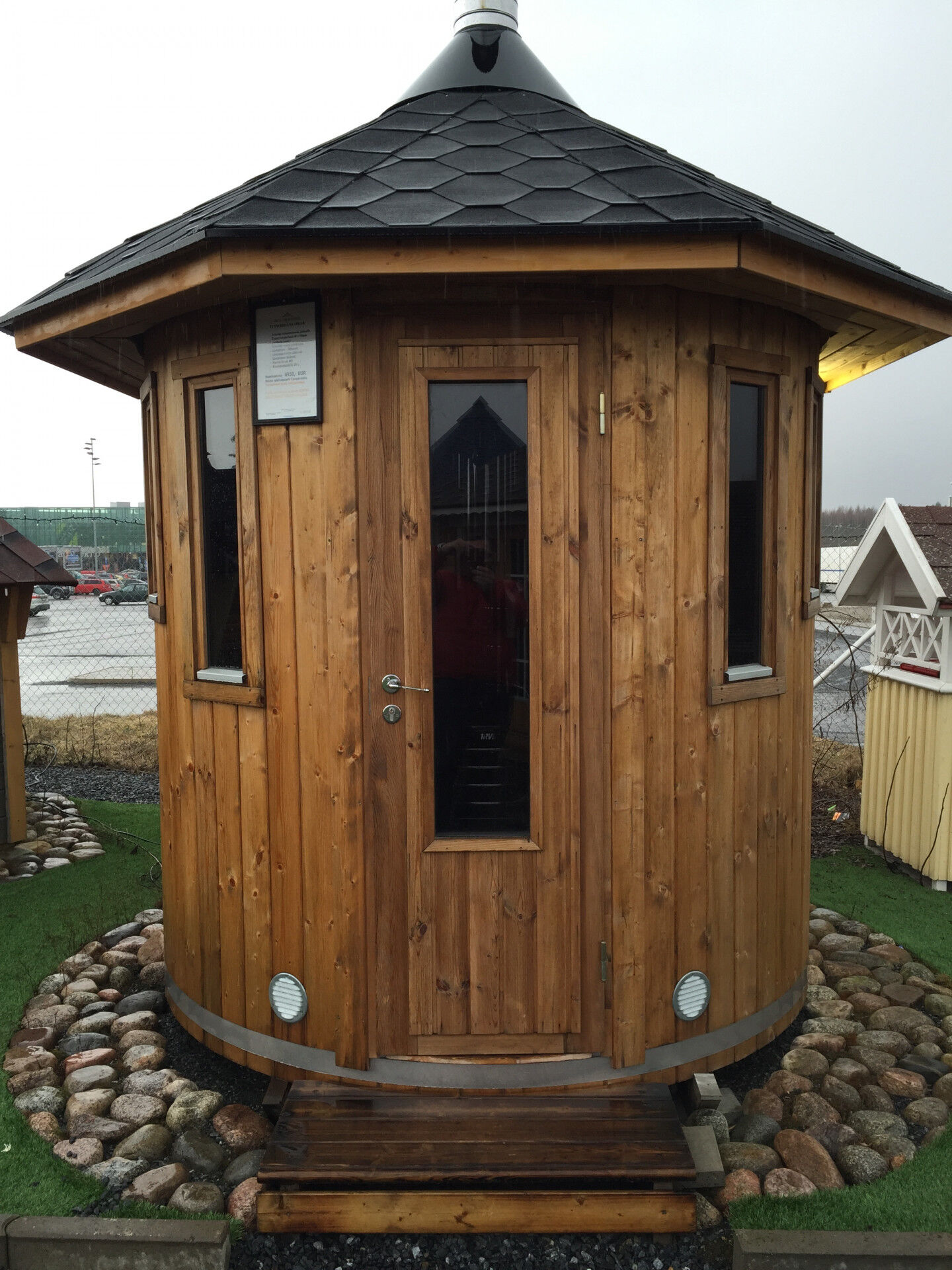 Vertikal Sauna Oskar aus Thermoholz mit Holztür und Glaseinsatz in Ausstellung