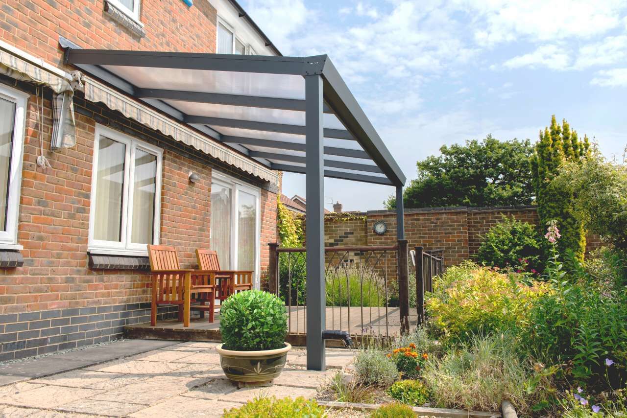 Terrassenüberdachung weiss 12x2,5 m mit Polycarbonat opal