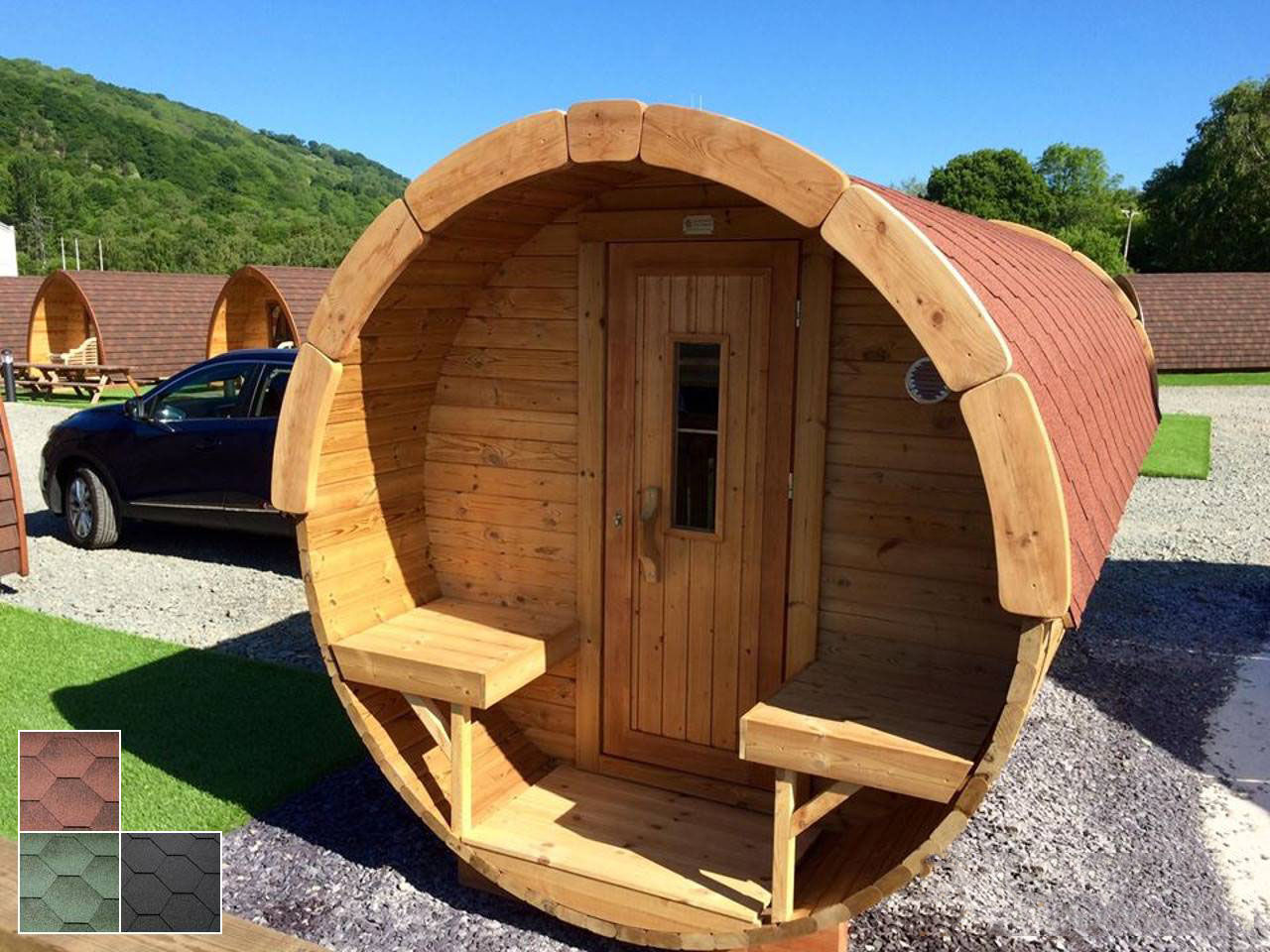 Finn Art Fass-Sauna Premium aus Thermoholz mit Außenbänken, Holztür mit Glaseinsatz auf Ausstellungsfläche