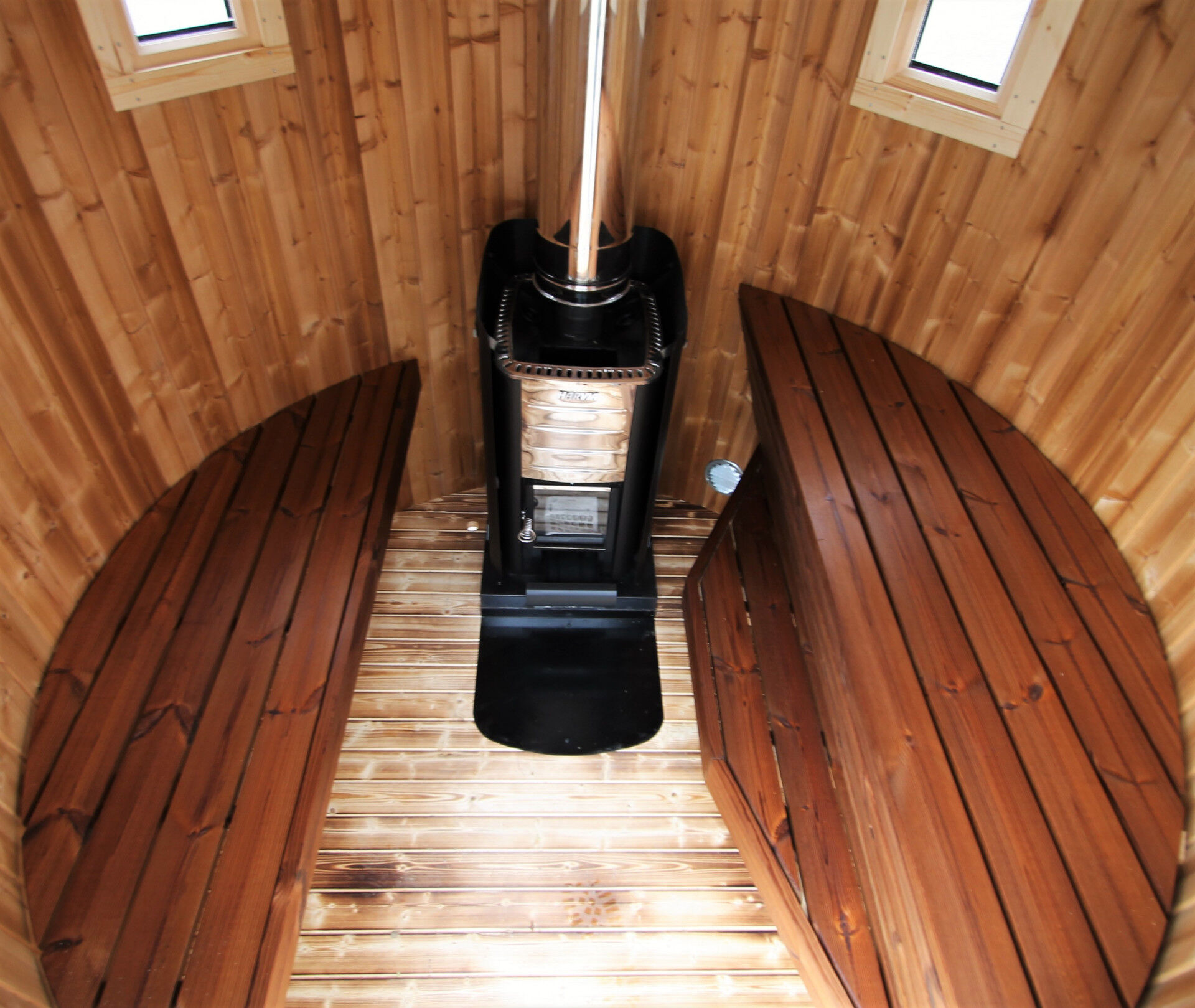Vertikal Sauna Emil Innenansicht mit Holzofen, zwei Fenster in Rückwand, Bänke links und rechts
