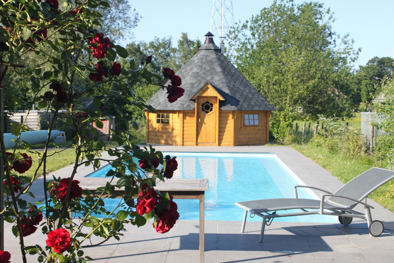 Grillkota Deluxe 14,9 m² im Sommer am Pool