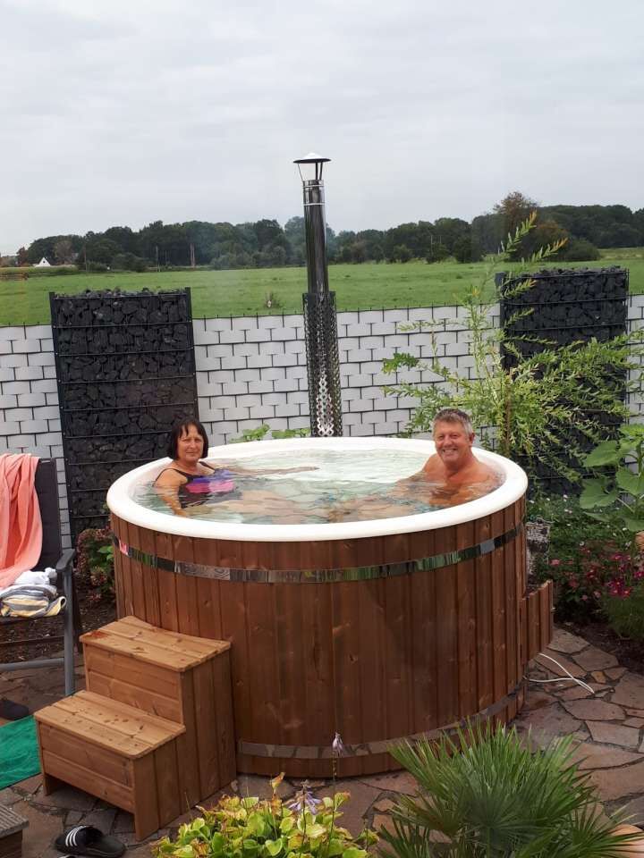 Kundenbild: Badefass 200 Prestige rund Thermoholz mit integriertem Holzofen und weißen Einsatz