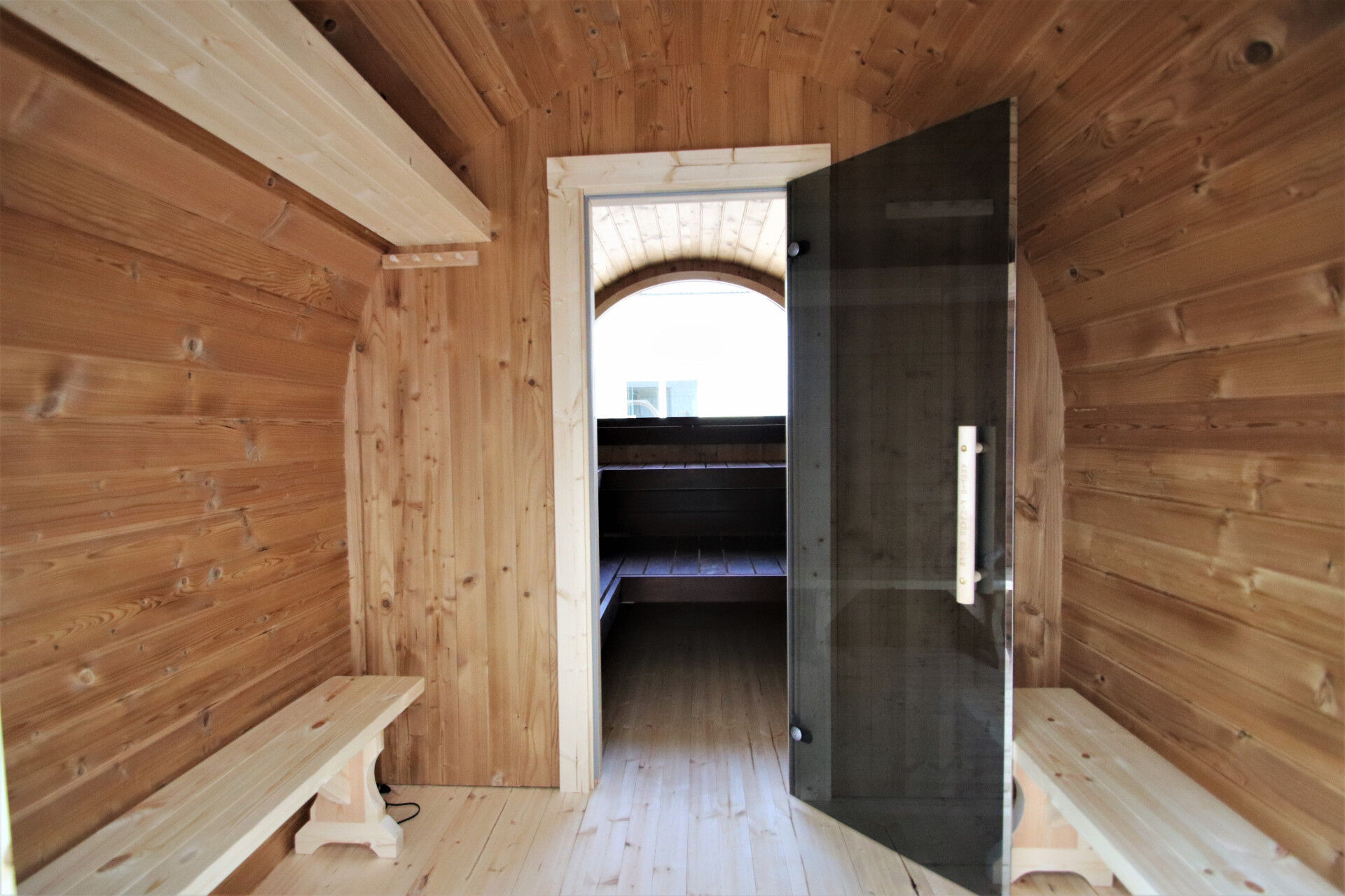 Arctic Sauna POD 4,0 x 2,4 m Thermoholz montiert, Rot