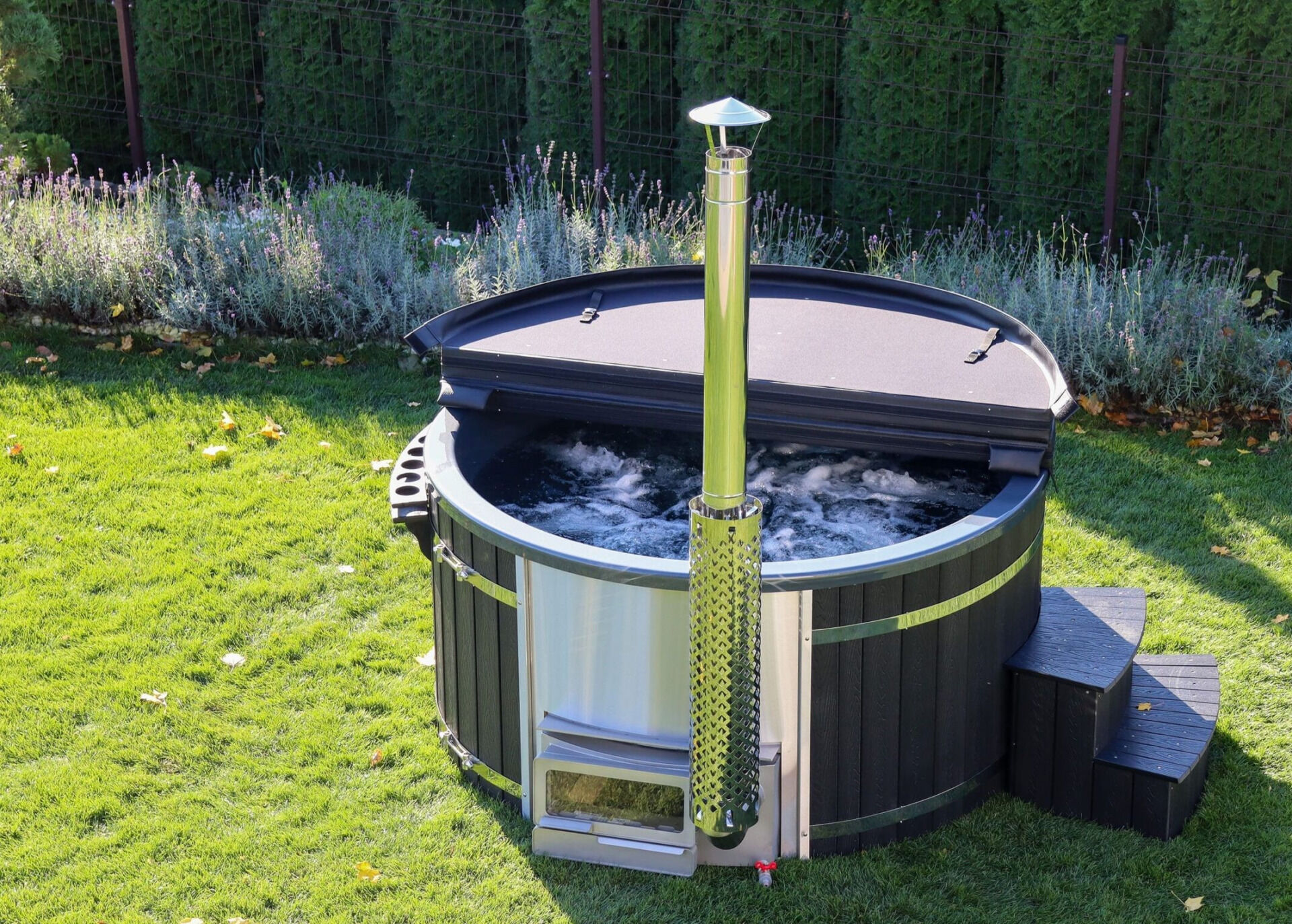 SPANOVA Hot Tub Premium 200 – Badefass mit HORIZON Holzofen, WPC & Acrylwanne, Grau, V2A Edelstahlofen