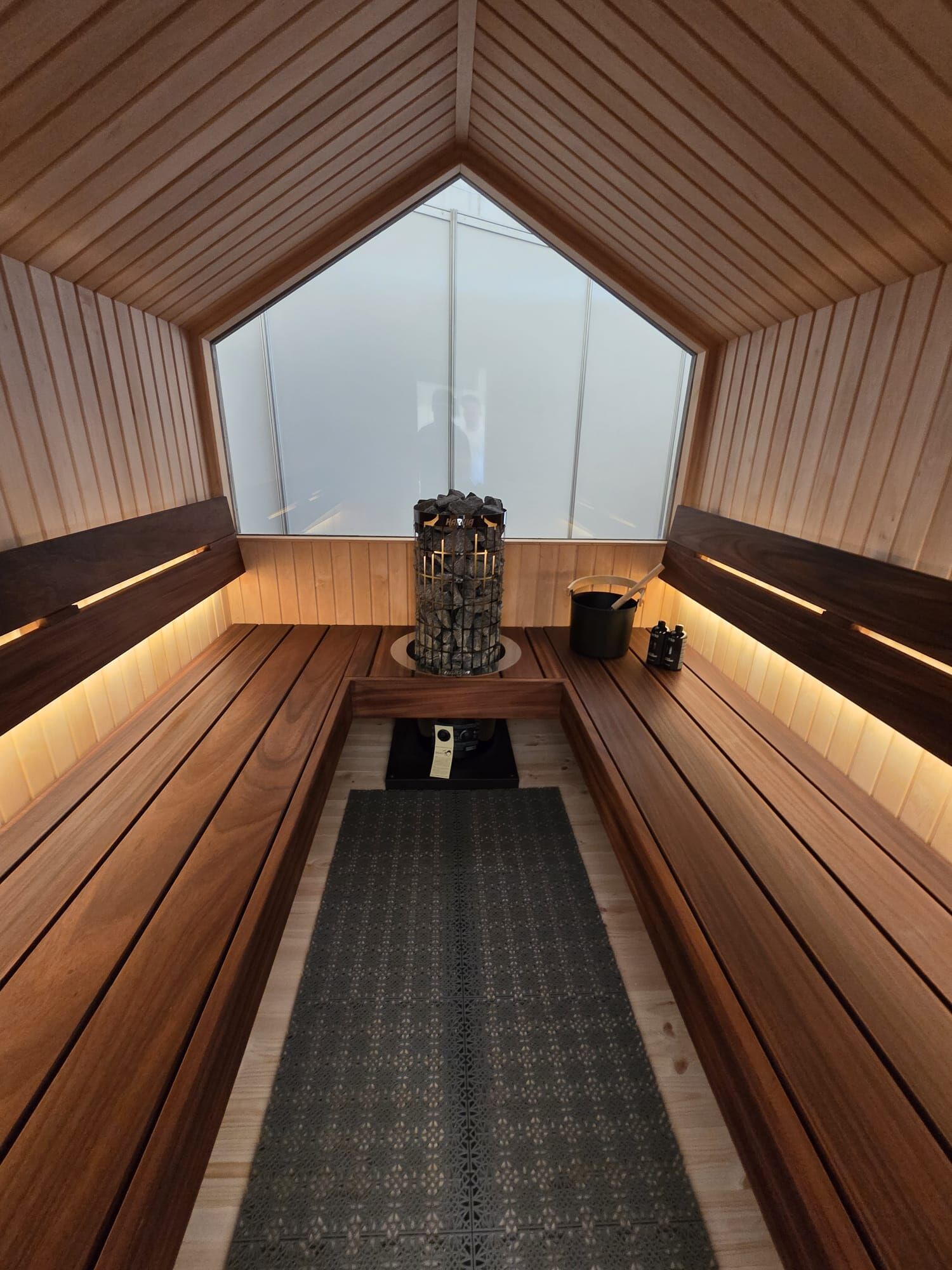 Saunahaus mit Panoramascheibe für 6 Personen – Fjord Gartensauna isoliert