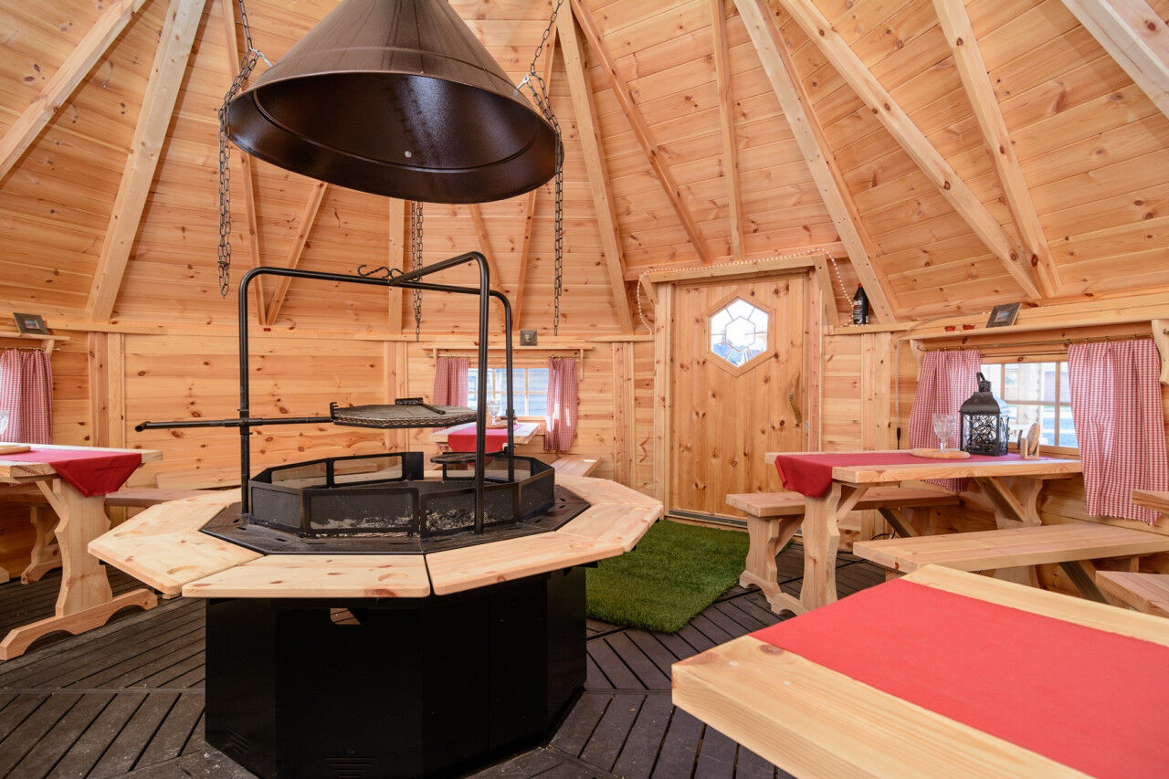 Grillkota Deluxe 25 m² Inneneinrichtung mit Tischen und Bänken
