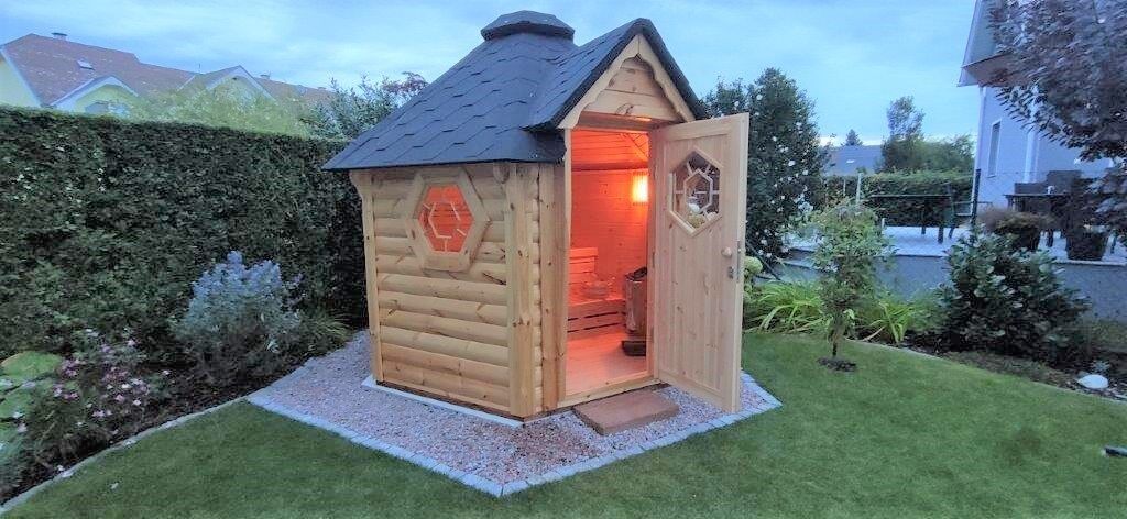 Finn Art Saunakota Elegance 4,5 m² beleuchtet Blick durch die Tür ins Innere