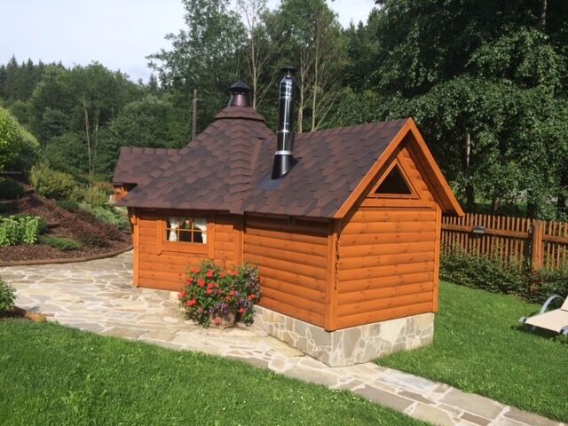Grillkota Deluxe 9 m² mit 2,5 m Saunaanbau mit Holzofen Rückansicht
