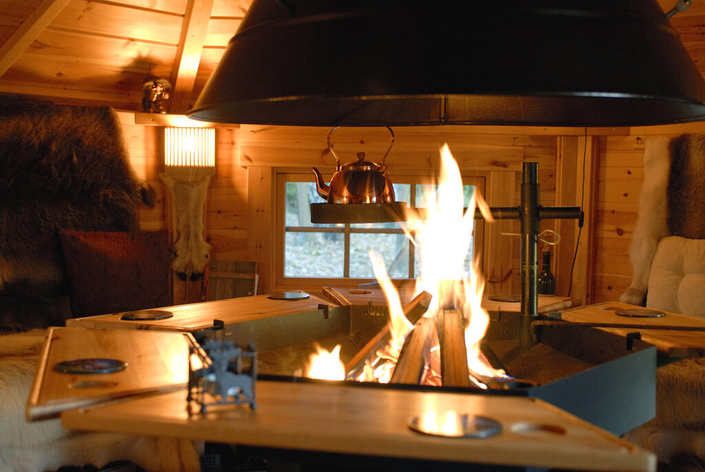 Grillkota Deluxe 6,5 m² Innenansicht Grill mit Feuer