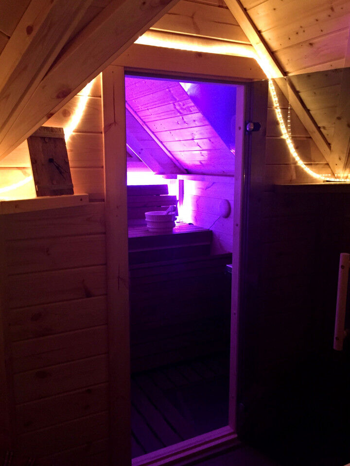 Grillkota Deluxe 9 m² mit 2,5 m Saunaanbau Innenansicht Sauna beleuchtet