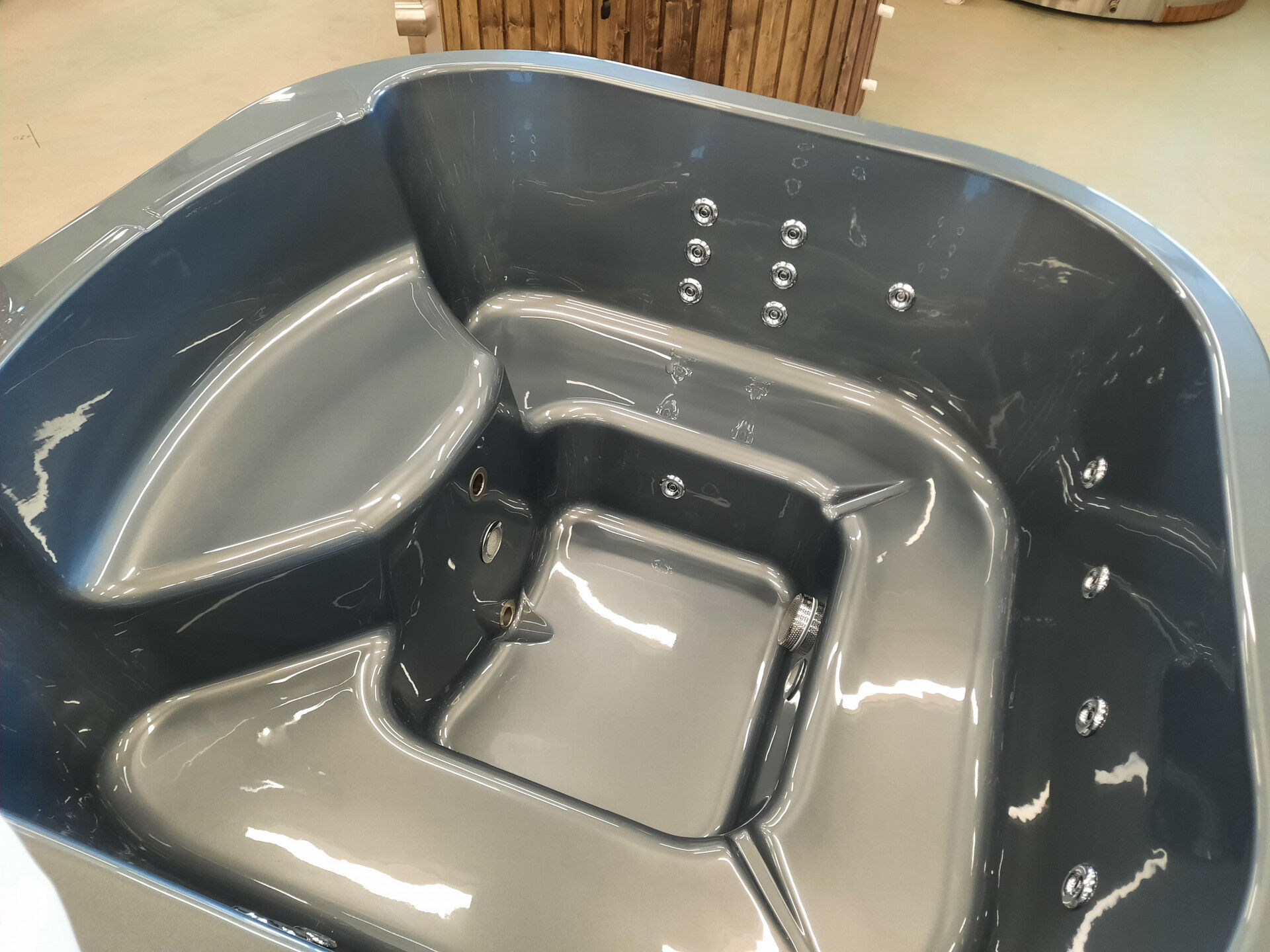 Grauer Einsatz aus Acryl für Badefass Prestige mit integriertem Ofen, Hydro-Düsen, LED