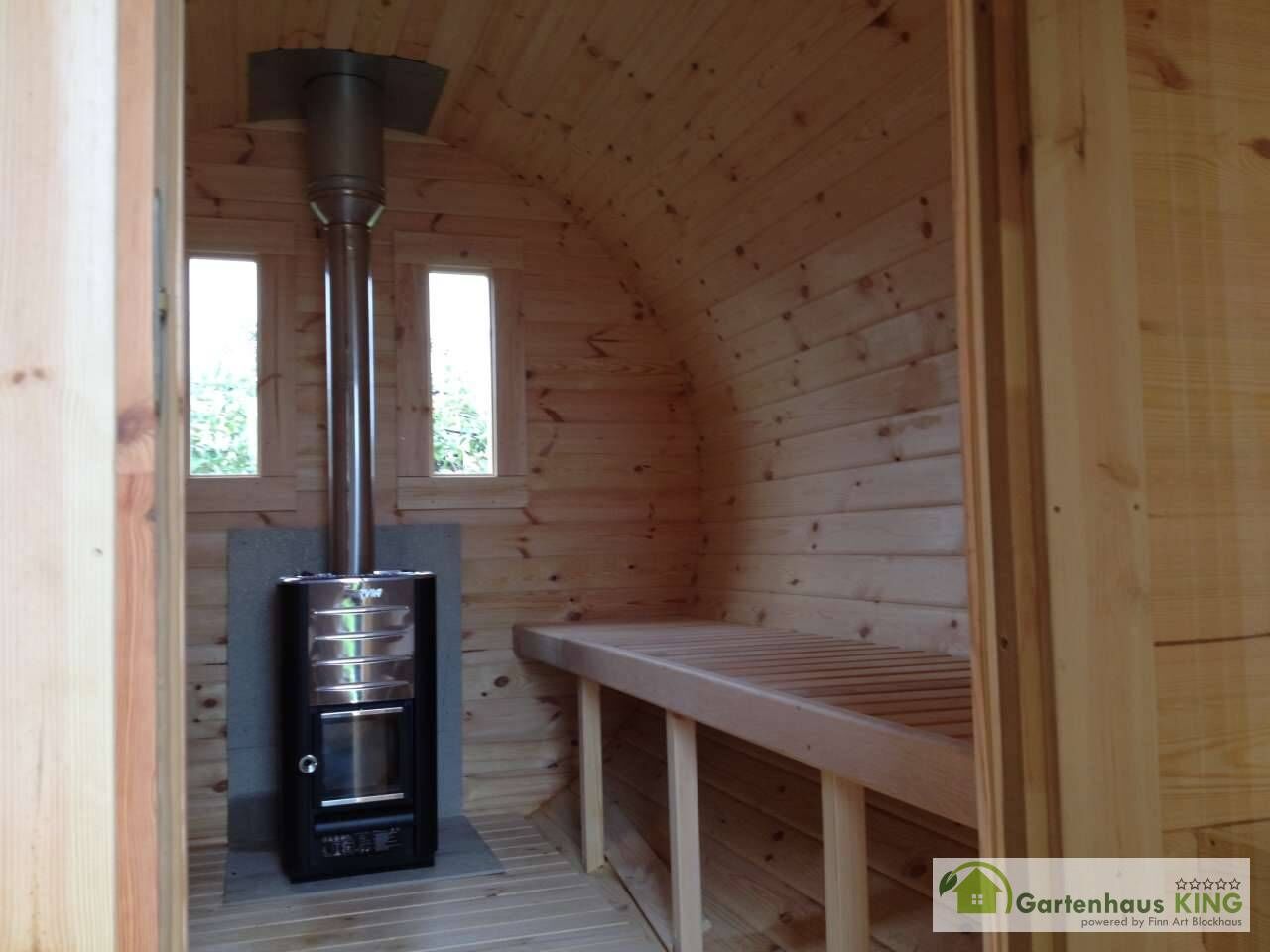 Finn Art Fass-Sauna Premium Innenansicht mit Holzofen, Fenster in Rückwand, Saunabank
