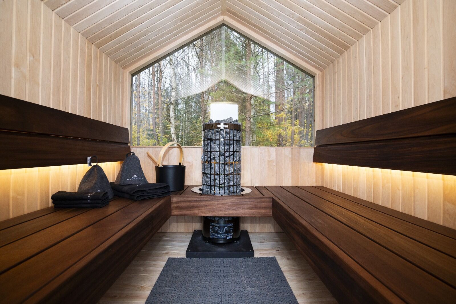 Saunahaus mit Panoramascheibe für 6 Personen – Fjord Gartensauna isoliert