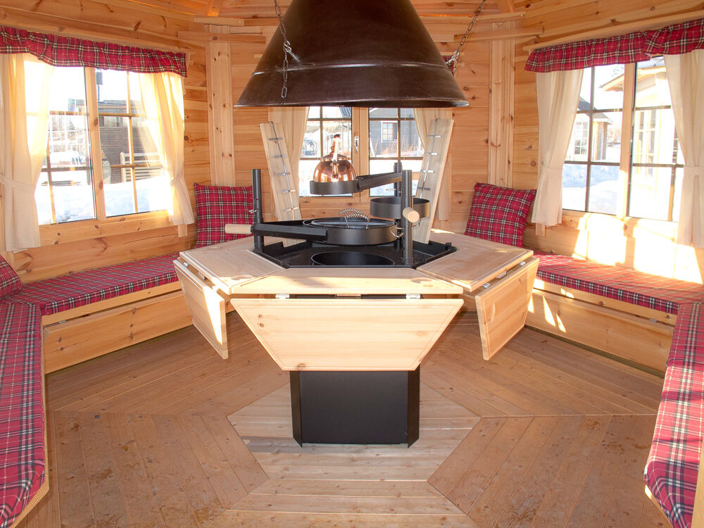 Grillpavillon Victoria 9,2 m² Innenansicht mit Grill, Rauchabzug, Klapptischen, roten Sitzkissen und Deko