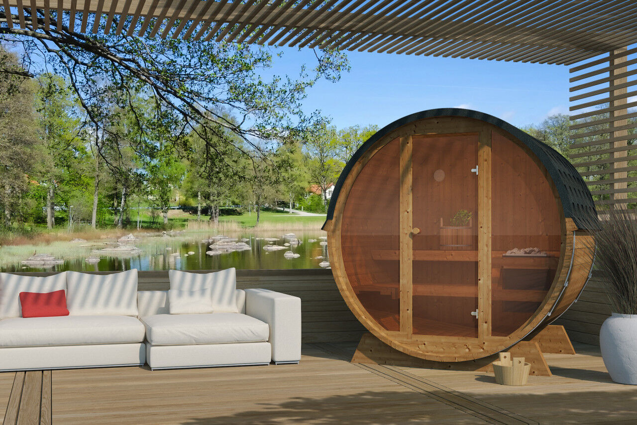 Finn Art Fass-Sauna Luka aus Thermoholz mit Panorama Vollglasfront auf Terrasse am See