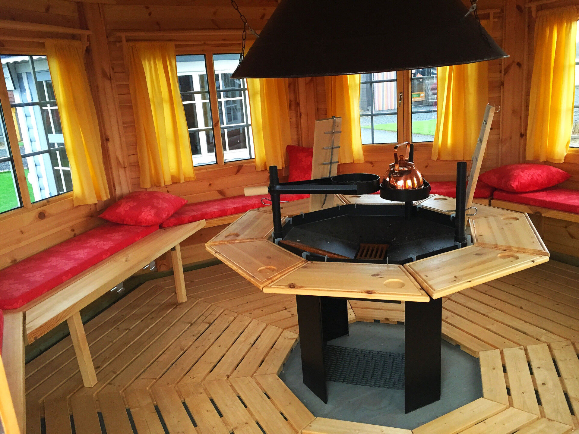Grillpavillon Victoria 12 m² Innenansicht, Grill, Rauchabzug, Einhängetische, Bodenrosten, Deko