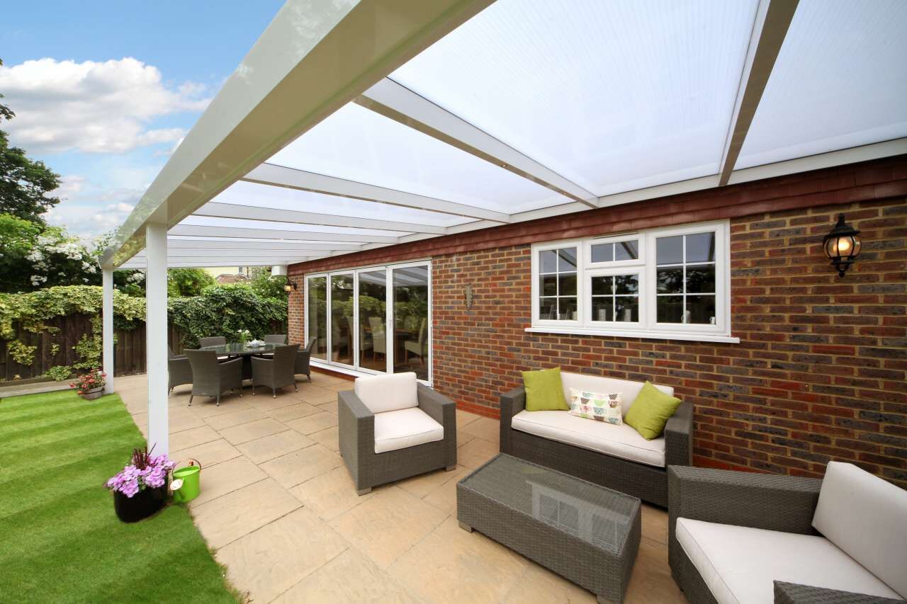 Terrassenüberdachung weiss 12x2,5 m mit Polycarbonat opal