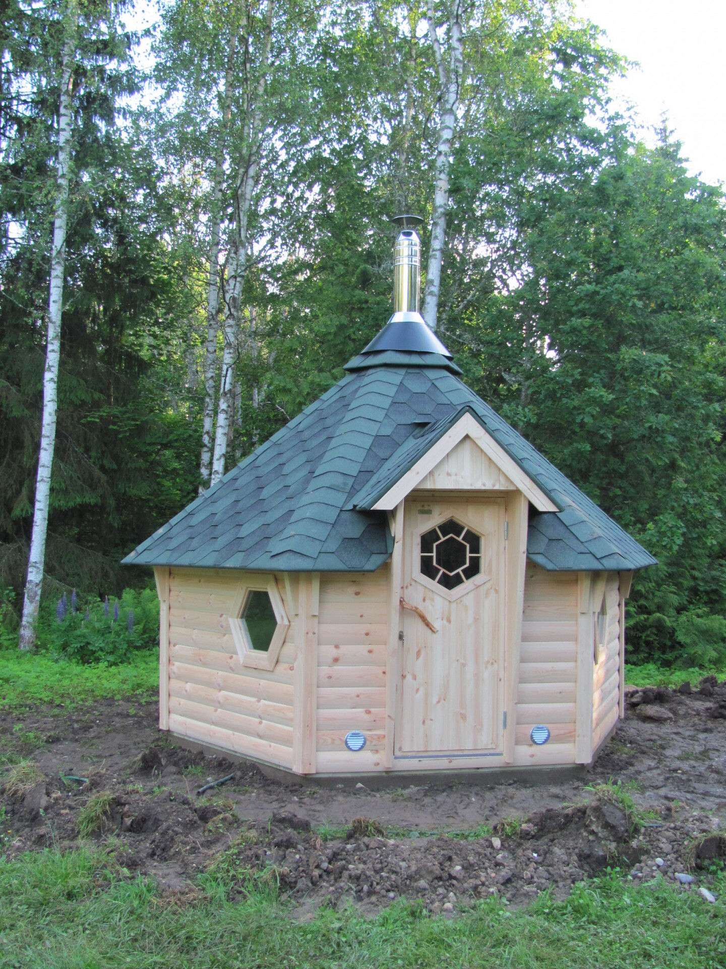 Arctic Saunakota 9 m² naturbelassen mit schwarzen Schindeln