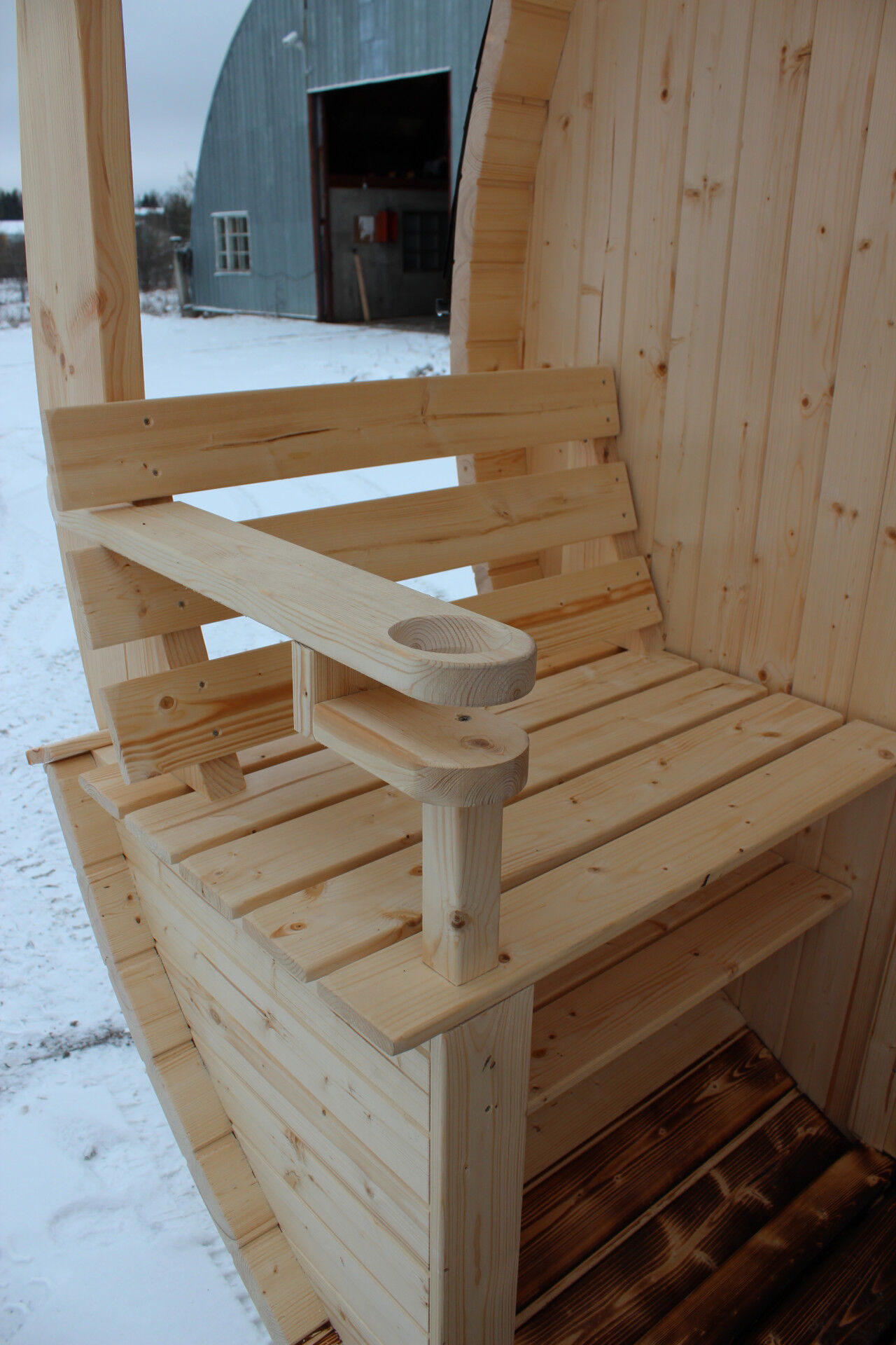 Saunafass Arctic Alex Delux Außenbank auf Terrasse mit integriertem Getränkehalter in Armlehne