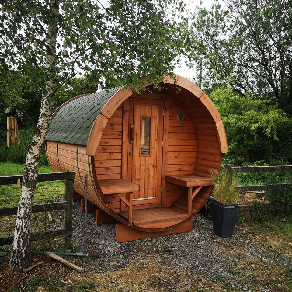Fass-Sauna Premium aus Thermoholz im Garten