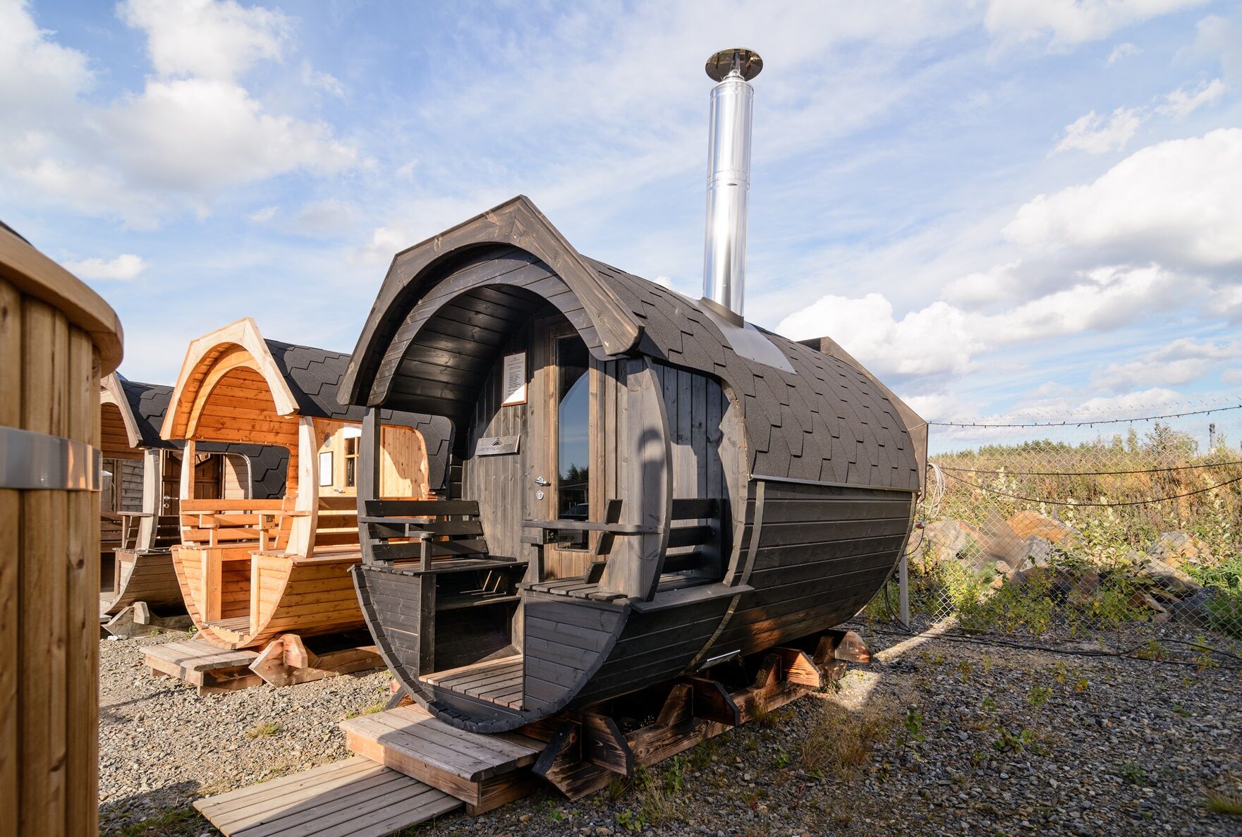 Saunafass Arctic Alex Delux mit Holzofen, schwarz, Seitenansicht, Ausstellung