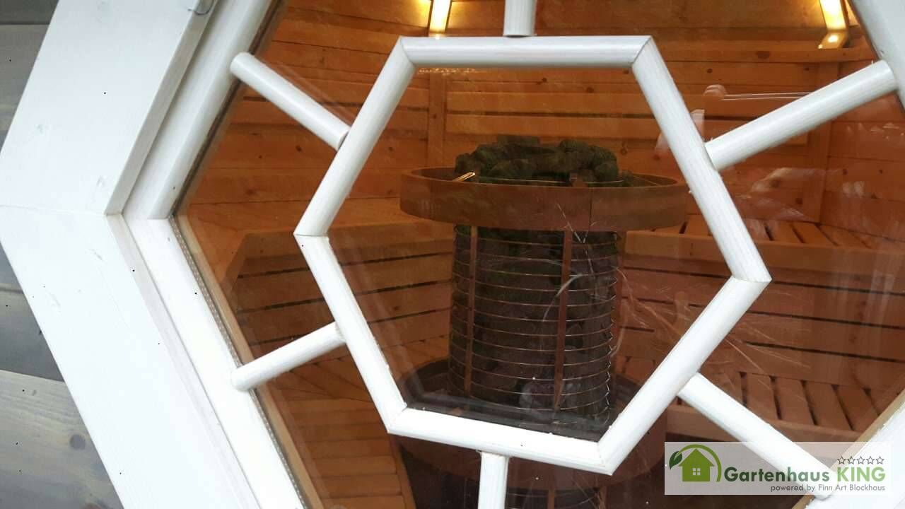 Finn Art Saunakota Elegance 7,0 m² Blick nach Innen durch Hexagonal-Fenster