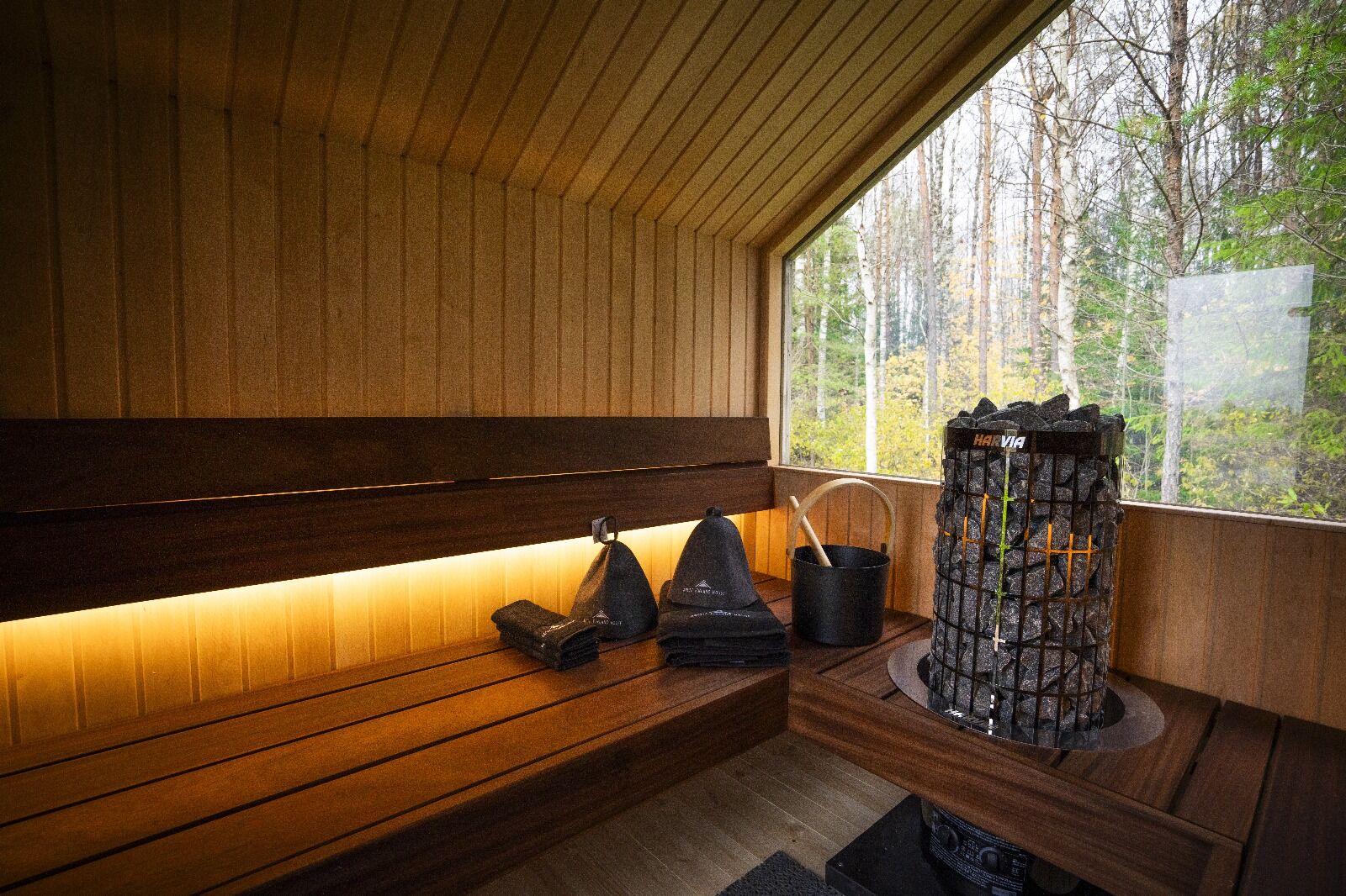 Saunahaus mit Panoramascheibe für 6 Personen – Fjord Gartensauna isoliert