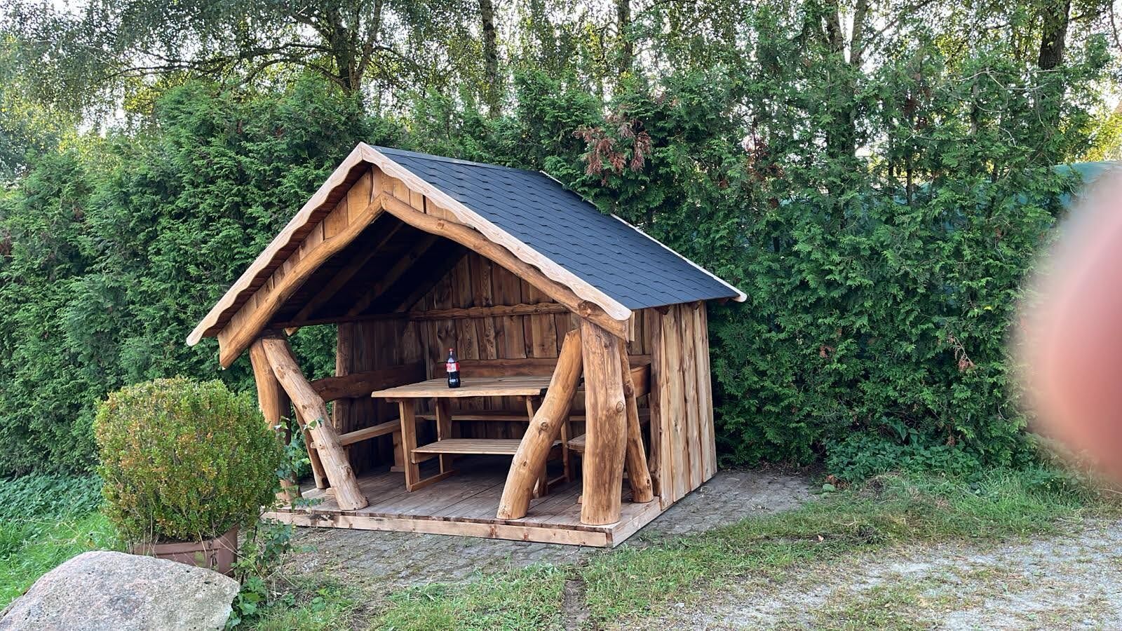 Überdachte Sitzgruppe Wanderhütte Unterstand Waldschänke