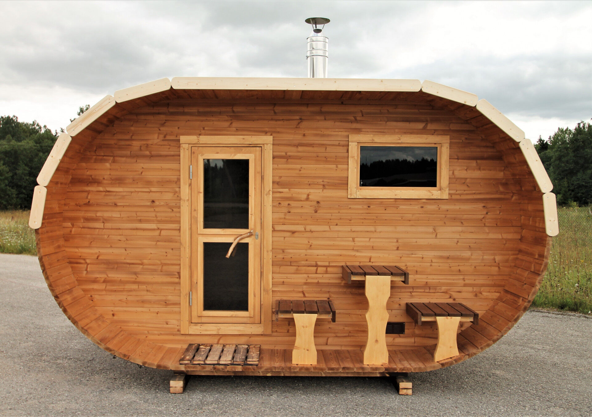 Arctic Saunafass Oval 4 aus Thermoholz Frontansicht, Holztür mit Glaseinsätzen, Fenster, Bänke und Tisch