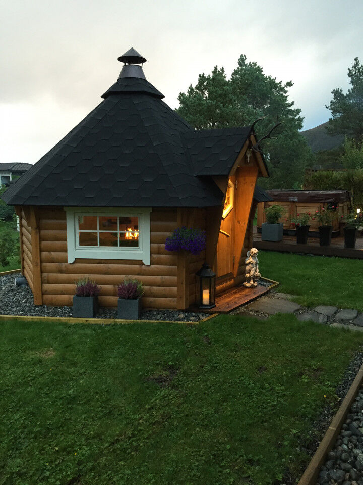 Grillkota Deluxe 6,5 m² Seitenansicht beleuchtet bei Dämmerung
