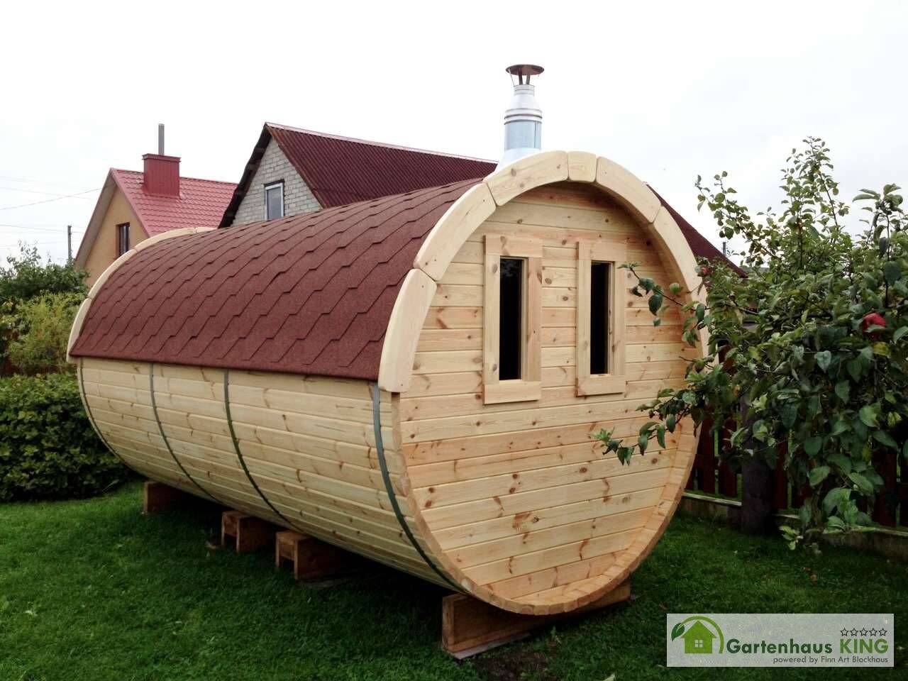 Finn Art Fass-Sauna Premium Rückansicht mit zwei Fenstern, Kaminrohr und Regenhut im Garten