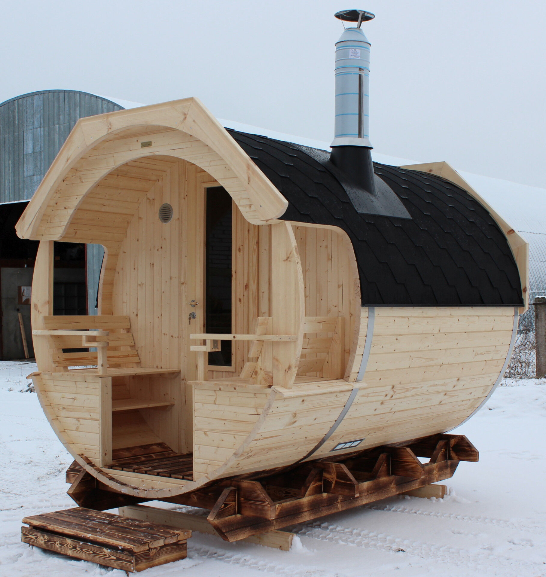Saunafass Arctic Alex Delux mit Holzofen, Seitenansicht im Winter