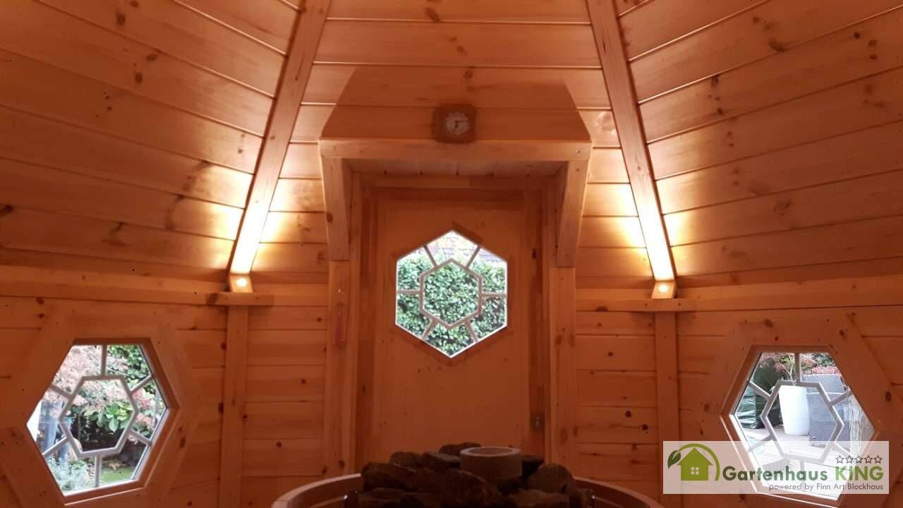 Finn Art Saunakota Elegance 7,0 m² Innenansicht Blick auf Hexagonal-Fenster
