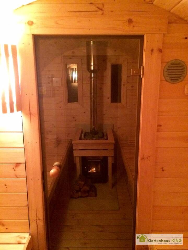 Finn Art Fass-Sauna Premium Innenansicht bei Nacht mit Beleuchtung im Vorraum