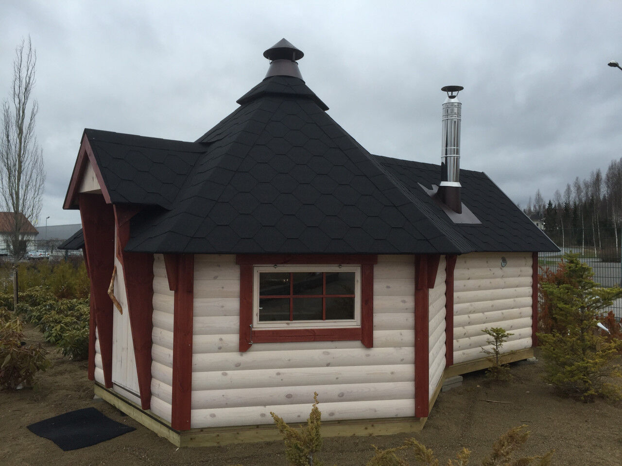 Grillkota Deluxe 9 m² mit 2,5 m Saunaanbau und Holzofen weiß Seitenansicht